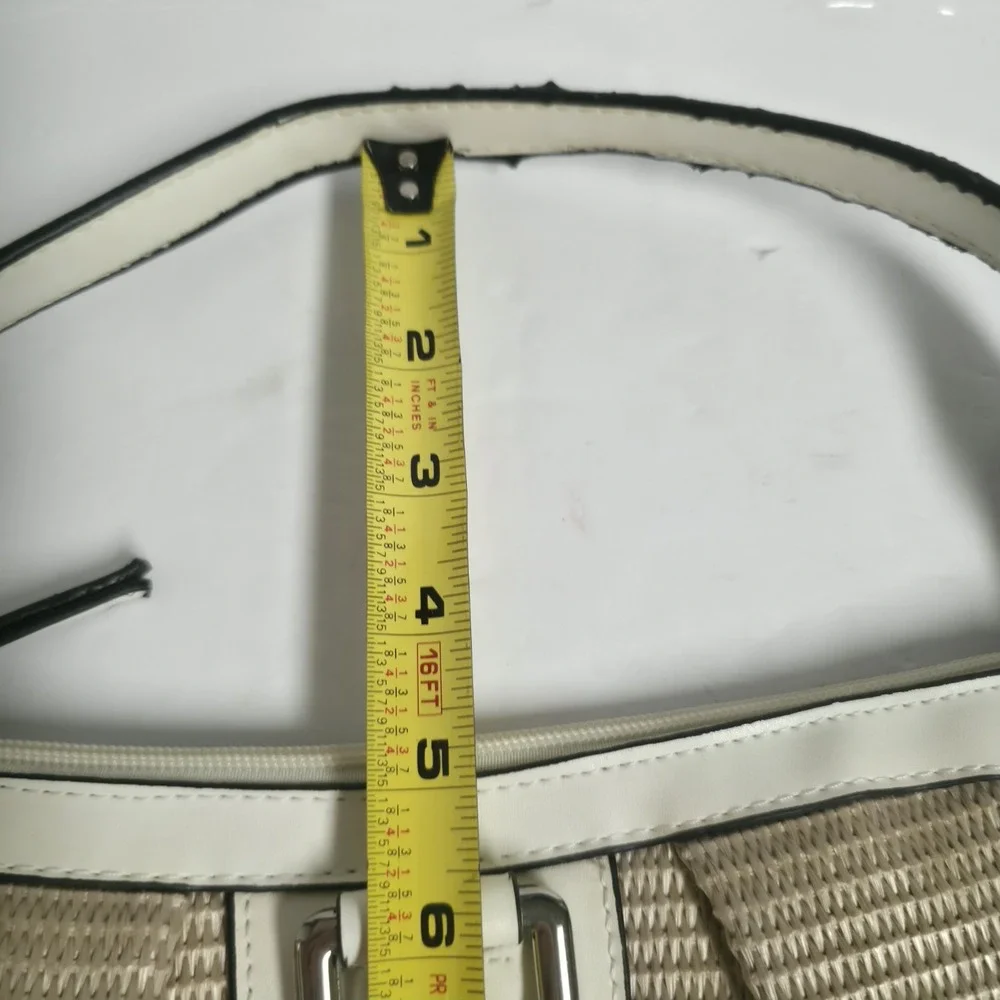 VTG Style Woven Straw Baguette Shoulder Bag Tan Beige White Trim Center D-Ring